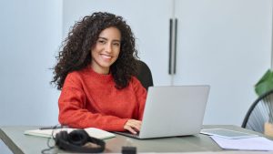 ¿Cómo elegir una laptop para estudiar o trabajar desde casa?